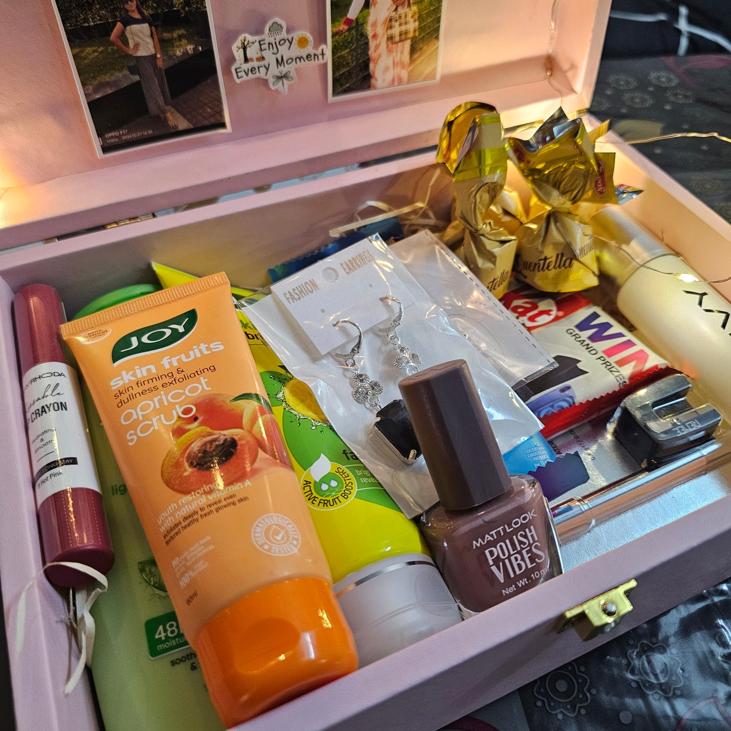 Luxury Vanity Leatherette Trunk Box Gift Hamper β Premium Cosmetic Collection for her.
