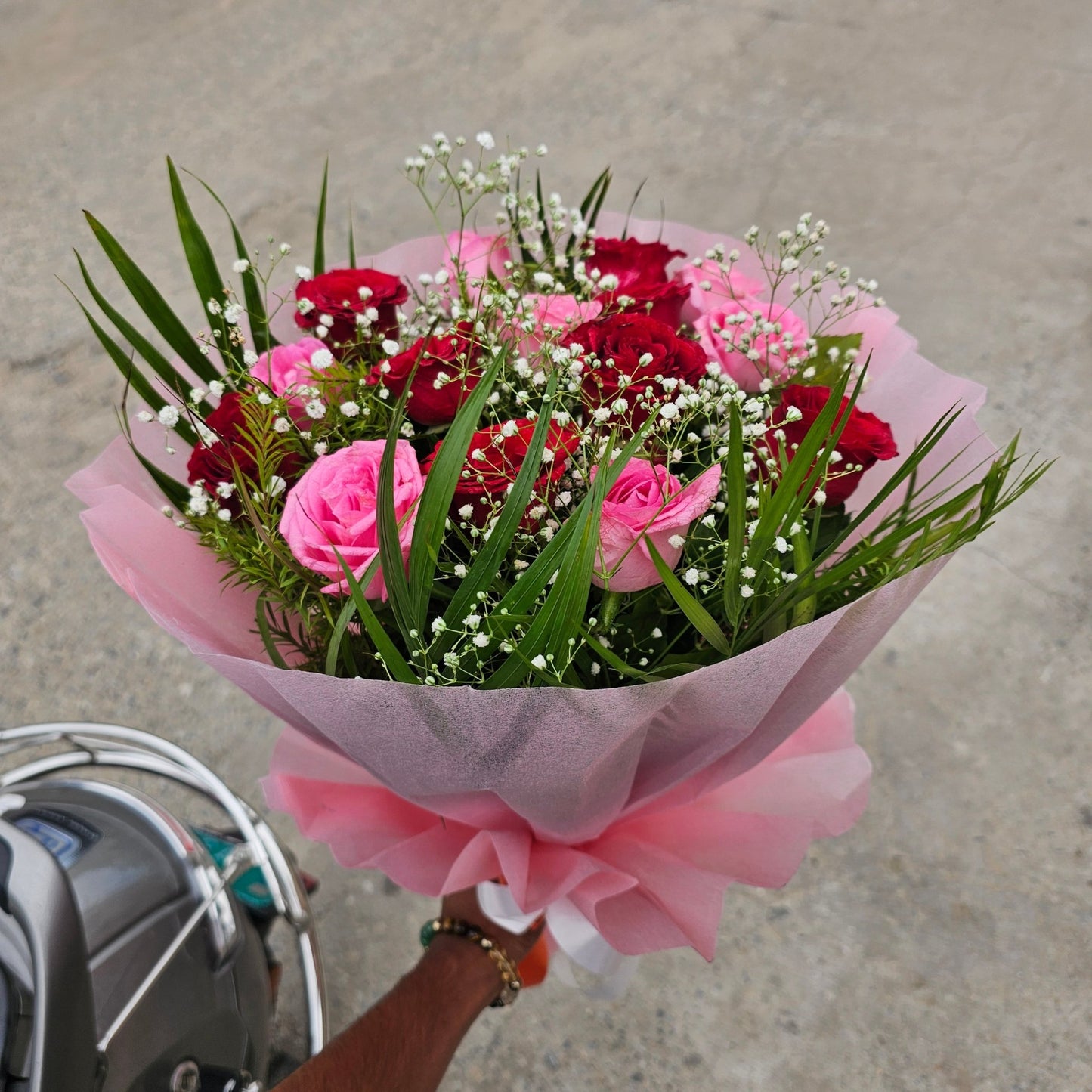 White & Pink Roses Mix Flower Bouquet | Elegant Fresh Rose Bouquet Gift - Ajmer Gift Charm
