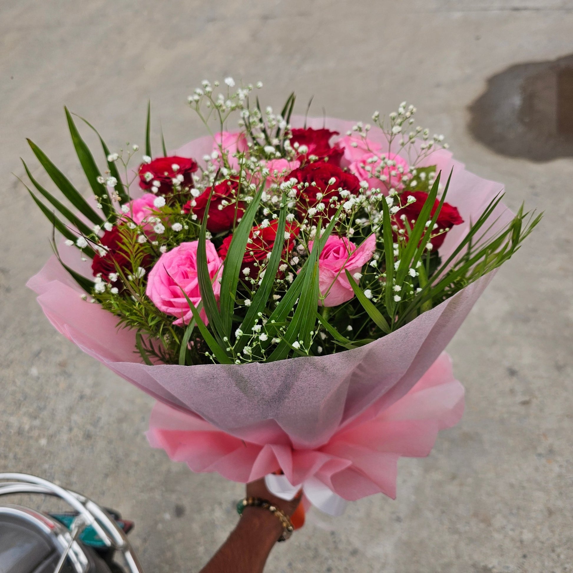 White & Pink Roses Mix Flower Bouquet | Elegant Fresh Rose Bouquet Gift - Ajmer Gift Charm